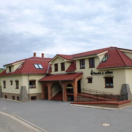 Penzion U Sklepu Hotel Hovorany ภายนอก รูปภาพ