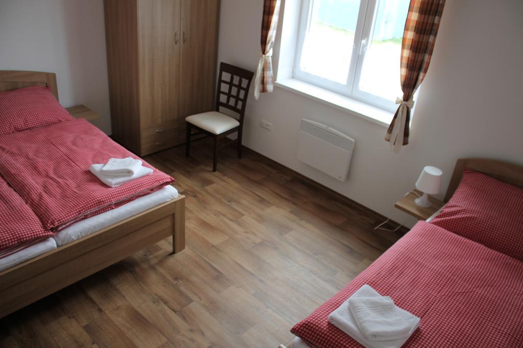 Penzion U Sklepu Hotel Hovorany ภายนอก รูปภาพ