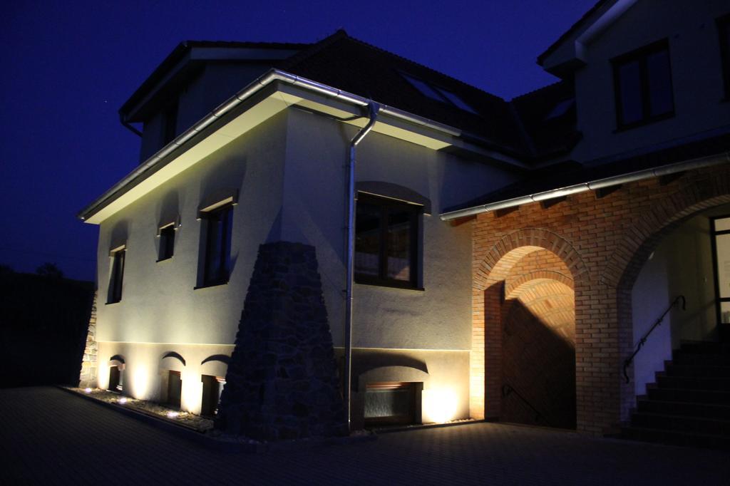 Penzion U Sklepu Hotel Hovorany ภายนอก รูปภาพ