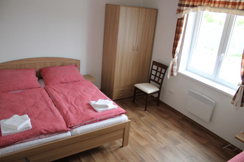 Penzion U Sklepu Hotel Hovorany ภายนอก รูปภาพ