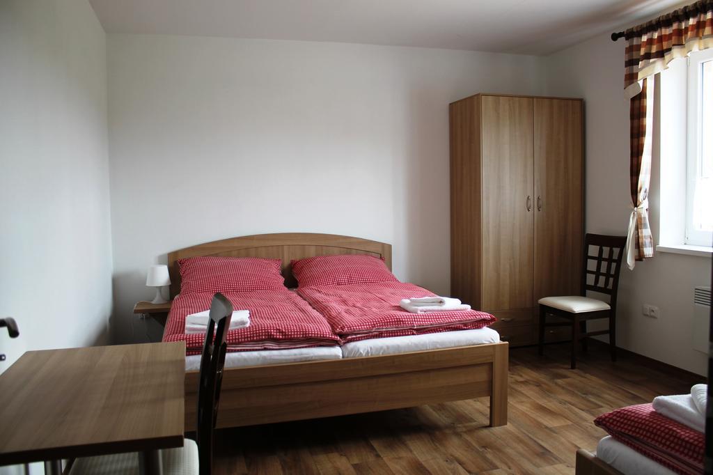 Penzion U Sklepu Hotel Hovorany ภายนอก รูปภาพ