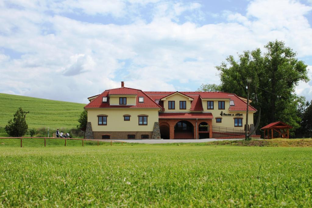 Penzion U Sklepu Hotel Hovorany ภายนอก รูปภาพ